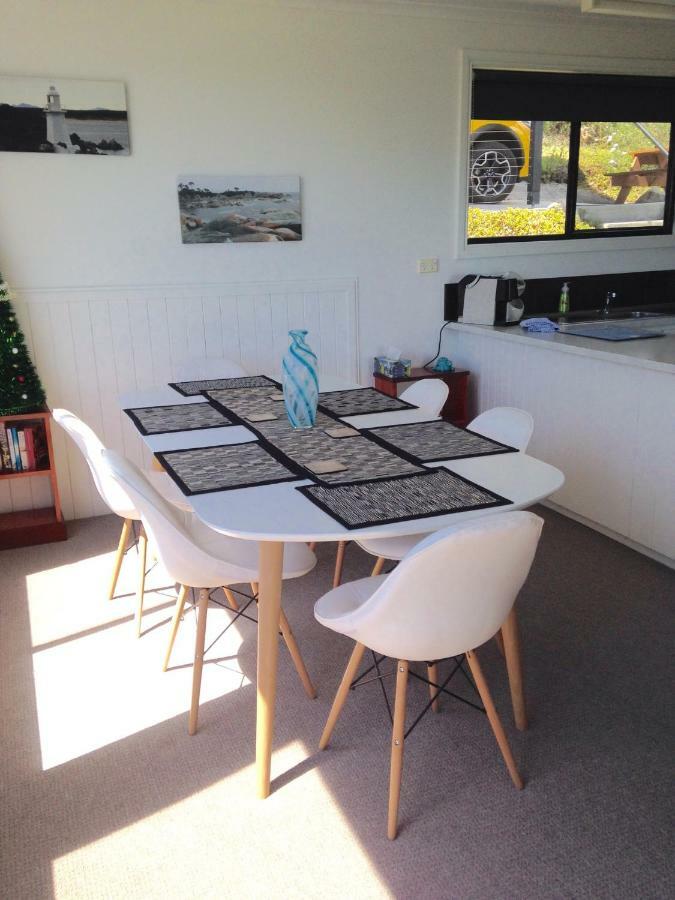 Kingfisher Cottage Beachfront At The Binalong Bay Esterno foto